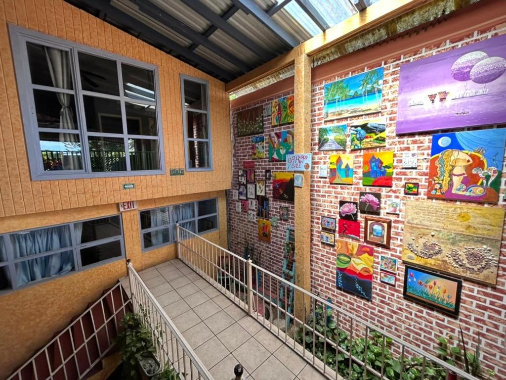 Hotel El Delfin Livingston Exterior photo