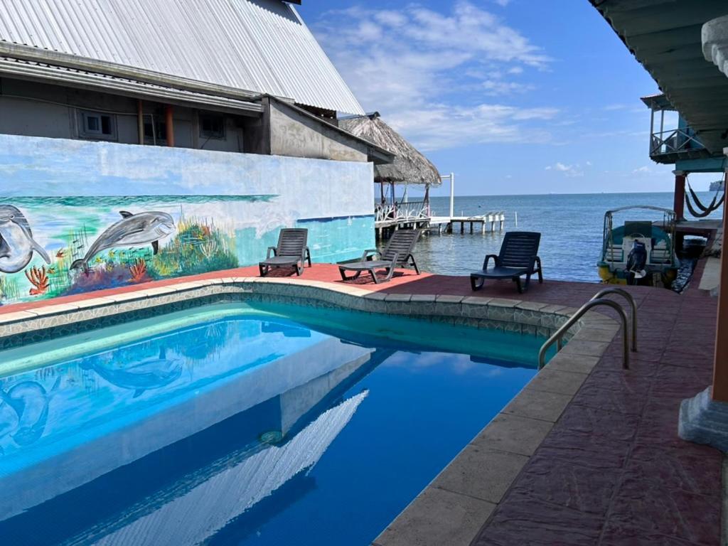 Hotel El Delfin Livingston Exterior photo