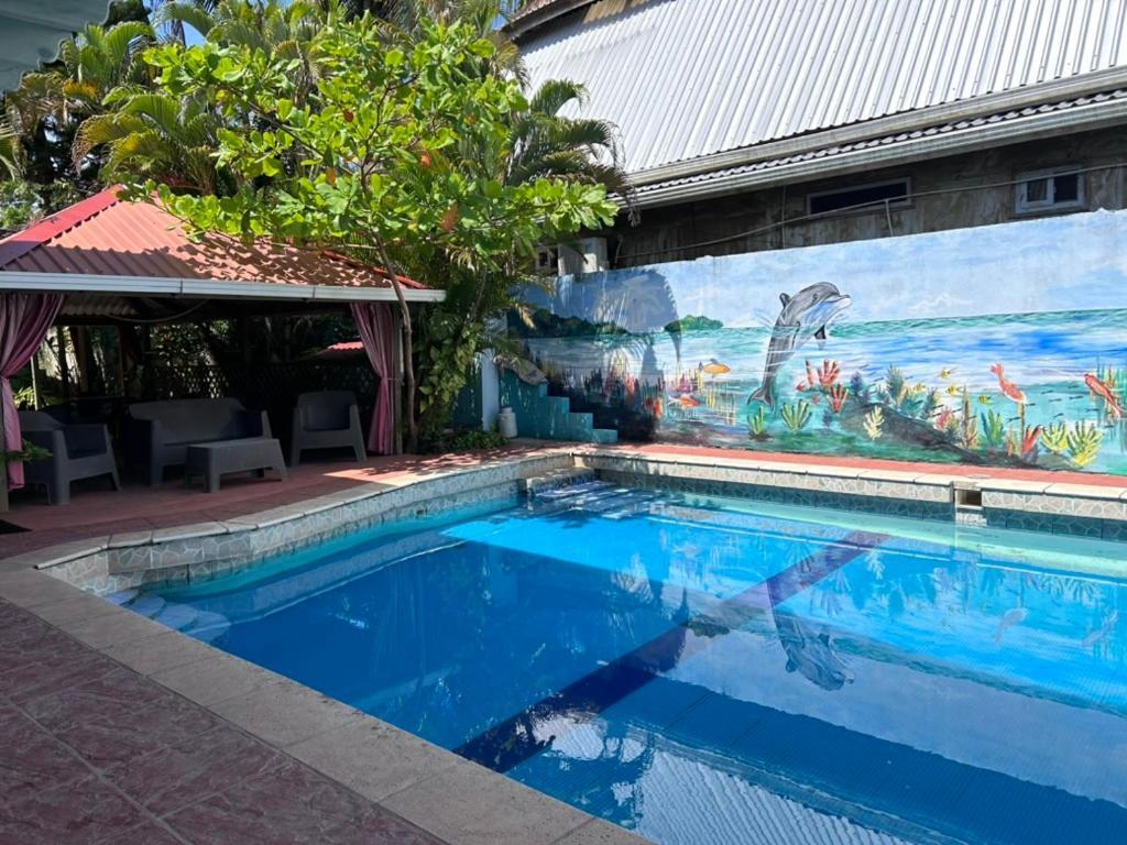 Hotel El Delfin Livingston Exterior photo