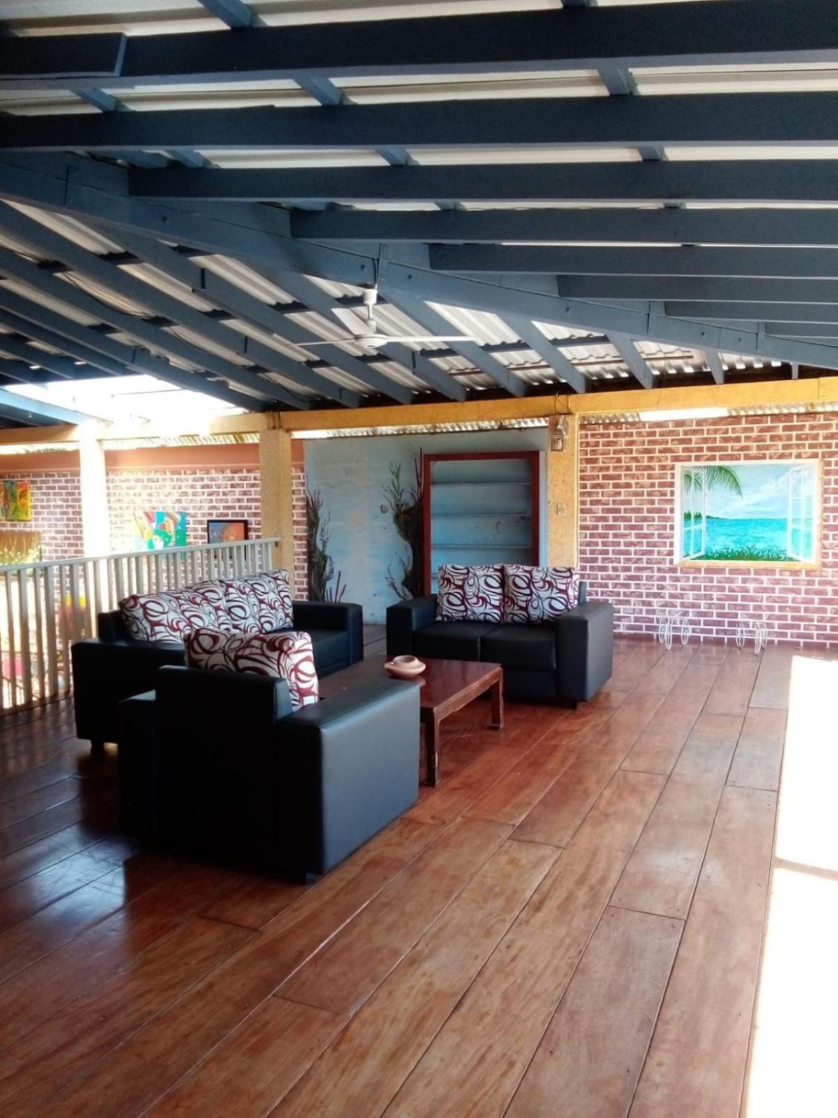 Hotel El Delfin Livingston Exterior photo