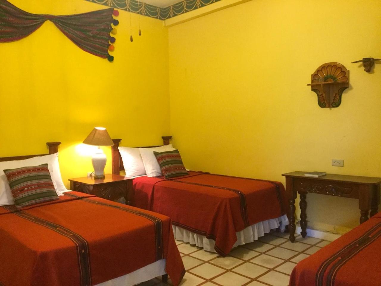 Hotel El Delfin Livingston Exterior photo