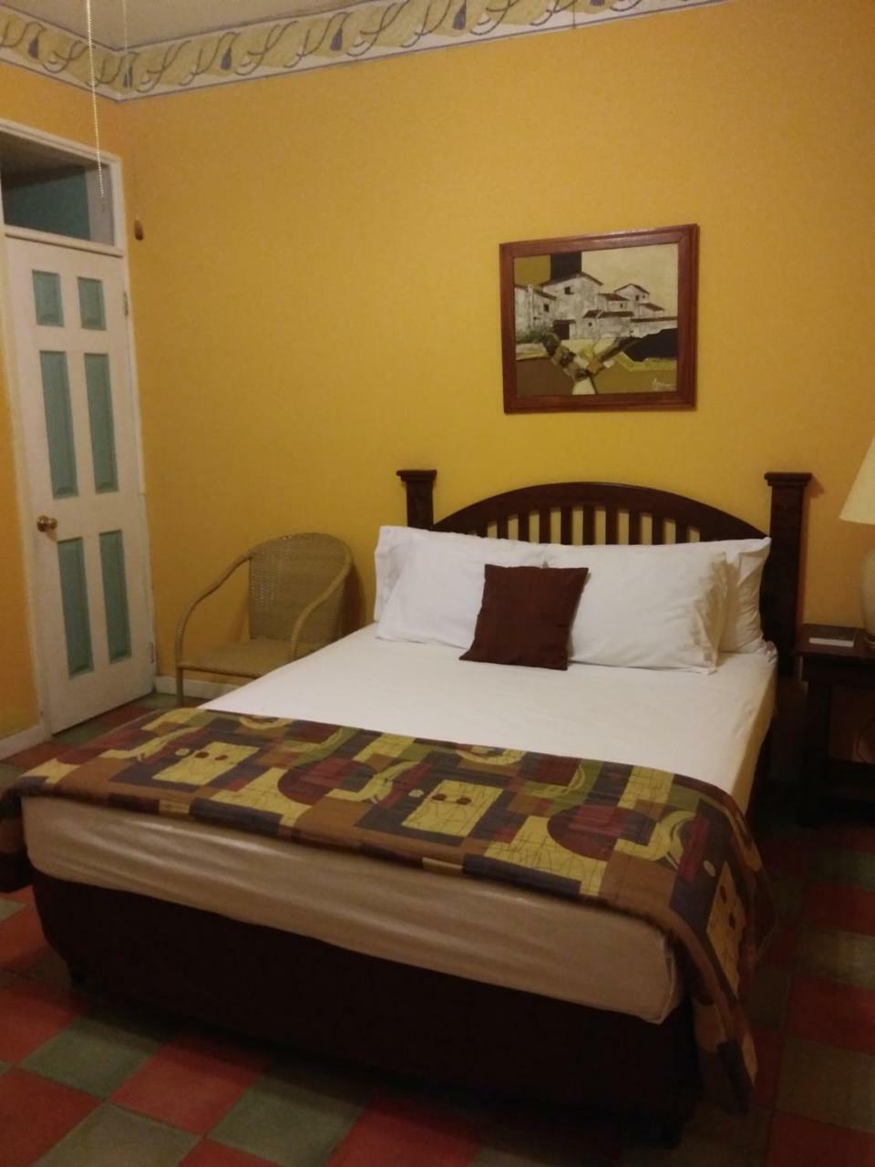 Hotel El Delfin Livingston Exterior photo
