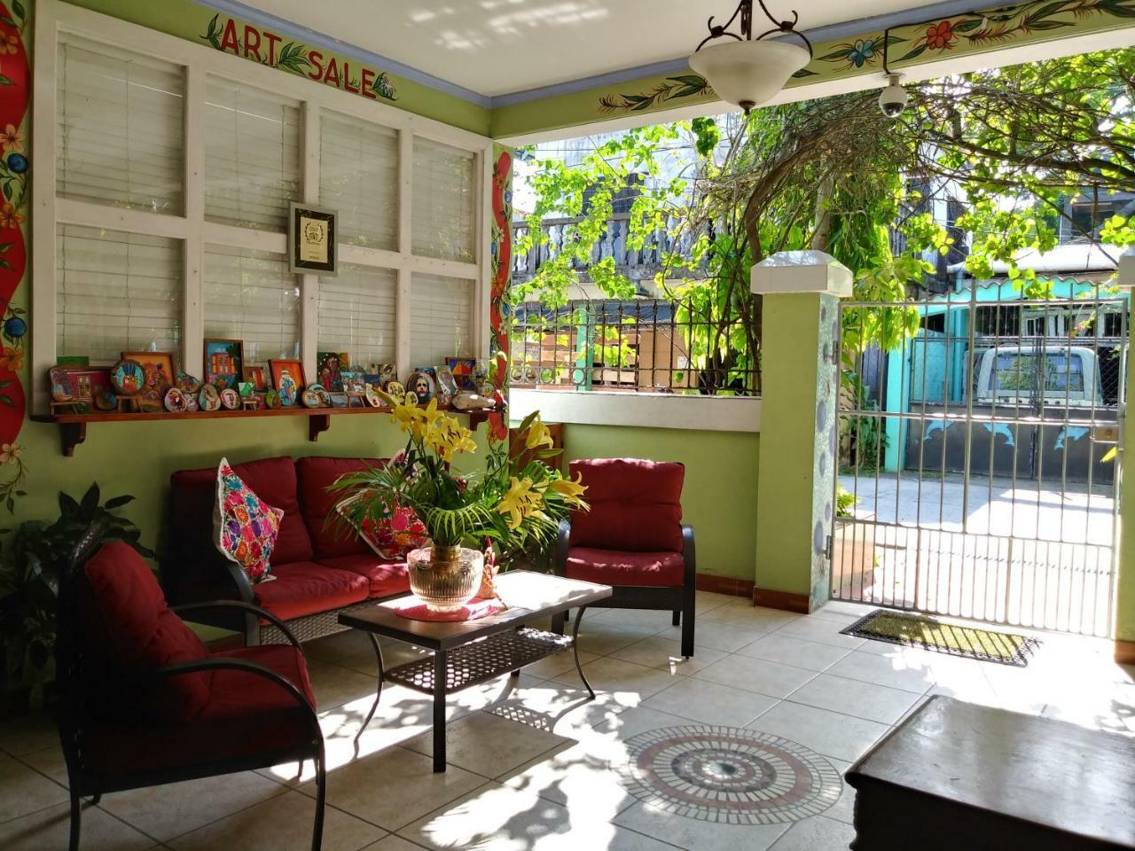 Hotel El Delfin Livingston Exterior photo