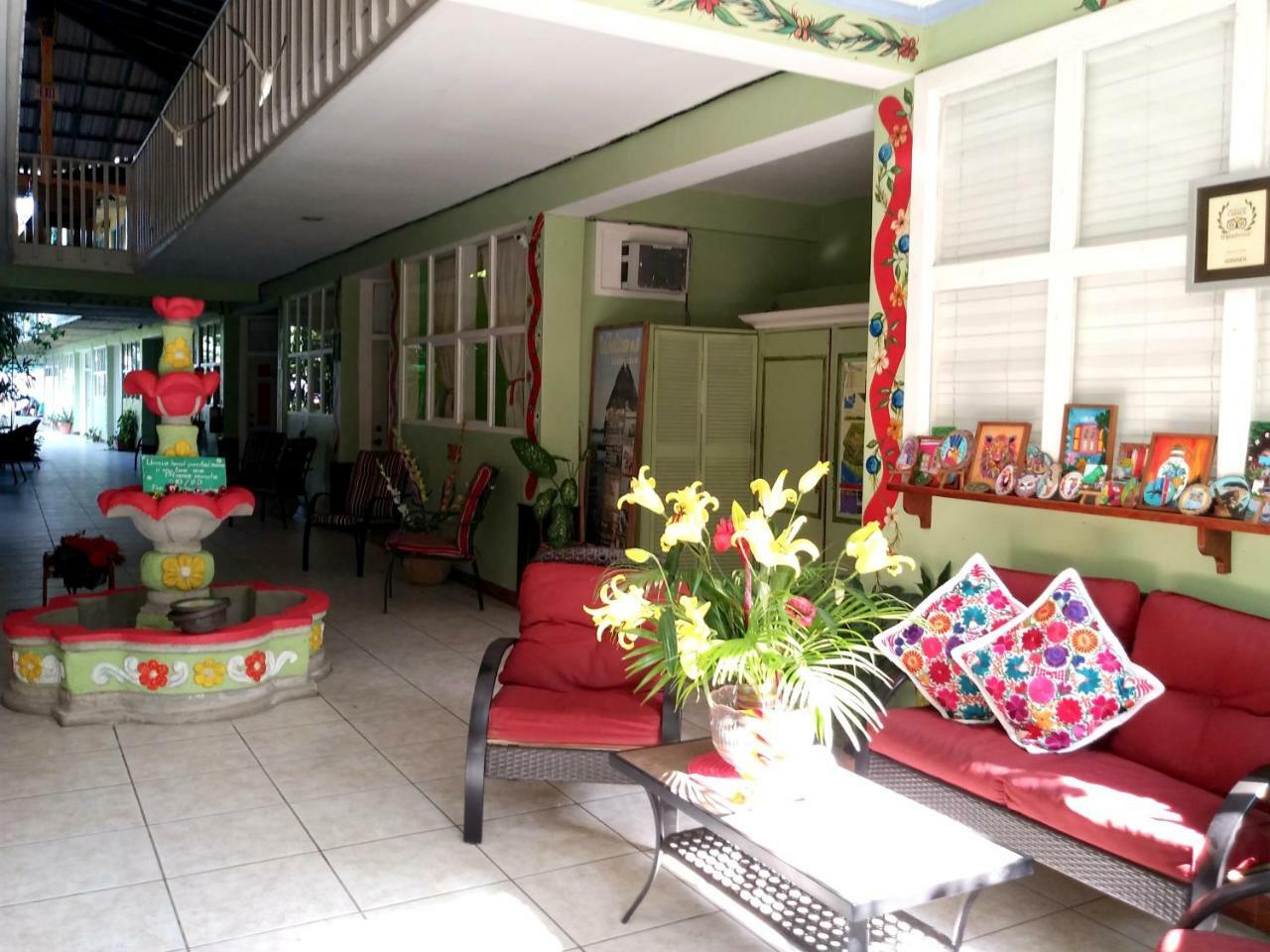 Hotel El Delfin Livingston Exterior photo